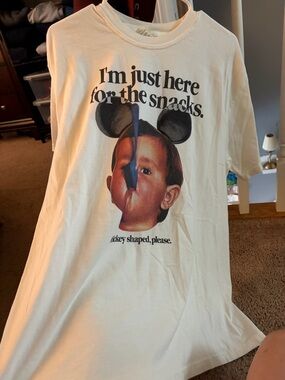 Graphic Tee "I'm just here for the snacks." - Cream